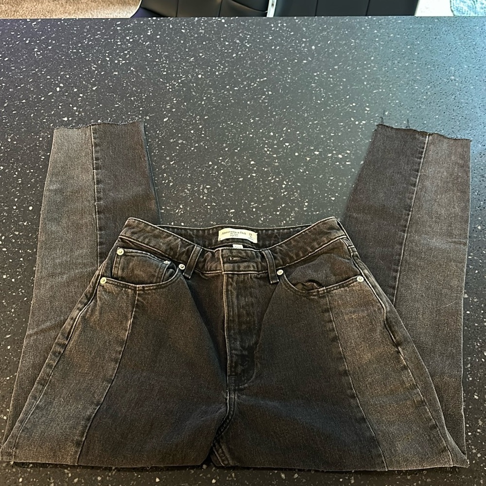 Abercrombie & Fitch the mom high rise curve love size 28 (6R) in 2 tone black
